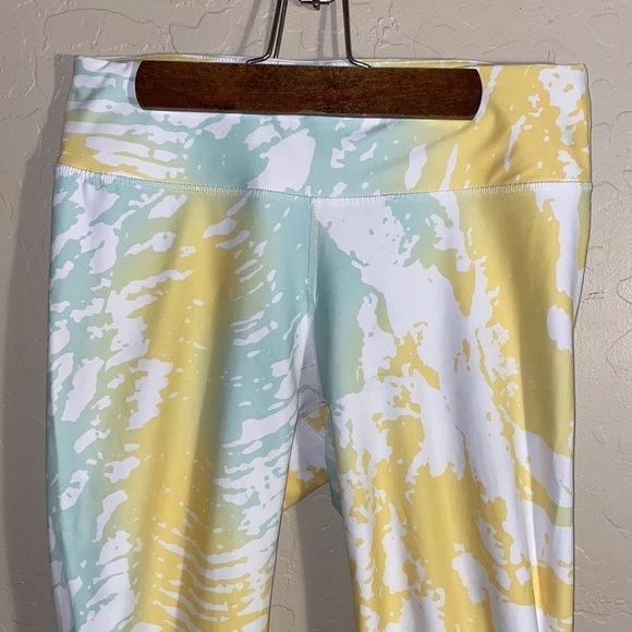 Fabletics 7/8 white and yellow tie dye leggings - Picture 2 of 5